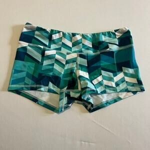 Fleo Green white geometric print OG shorts L